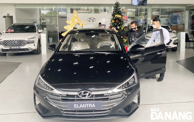 Year-end car shopping is prospered after being affected by the pandemic. Customers are seen visiting cars at the Hyundai Song Han showroom at 86 Duy Tan, Hoa Thuan Tay Ward, Hai Chau District. Photo: M.QUE 