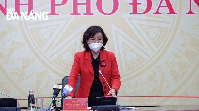 Vice Chairwoman Ngo Thi Kim Yen chaired a meeting of the Da Nang COVID-19 Monitoring Committee Monday afternoon. Photo: PHAN CHUNG