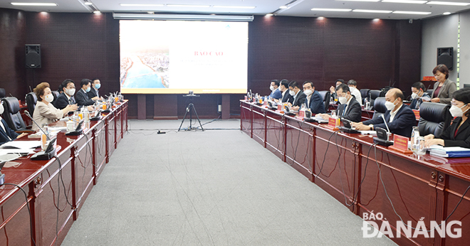 The meeting between leaders of Da Nang  and representatives of BRG Group and Sumitomo Corporation is in progress, December 21, 2021. Photo: TRIEU TUNG