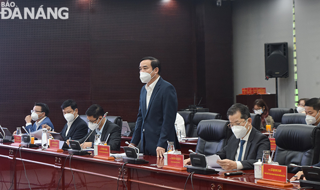 Chairman of Da Nang People's Committee Le Trung Chinh addressing the meeting. Photo: TRIEU TUNG