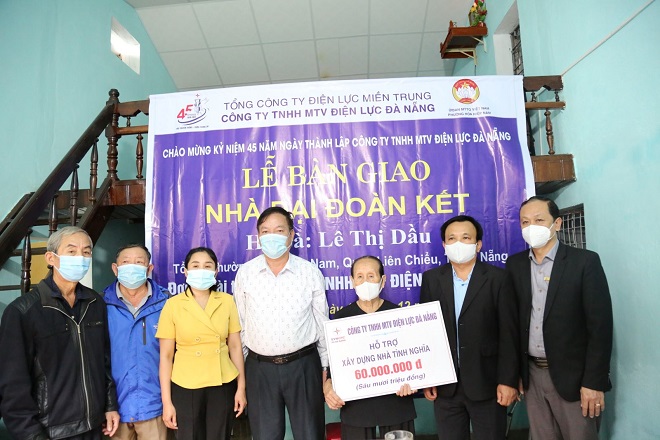 PC Đà Nẵng hỗ trợ 60 triệu đồng xây dựng nhà cho cụ bà Lê Thị Dầu.