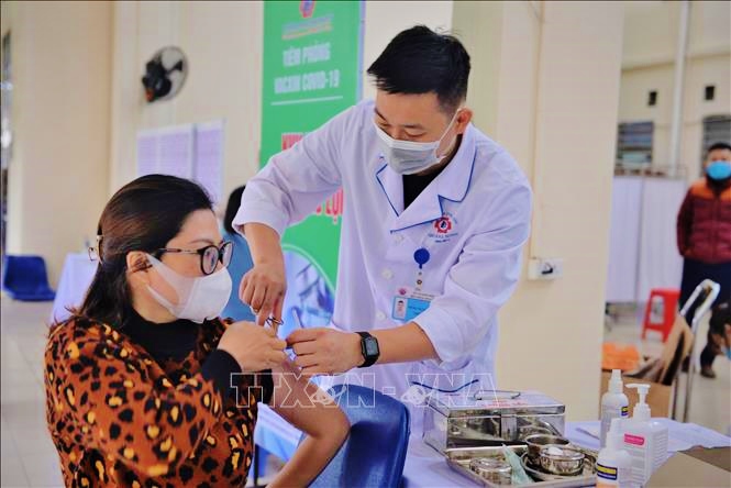 Quảng Ninh tiêm nhắc lại, bổ sung vaccine COVID-19. Ảnh: TTXVN.