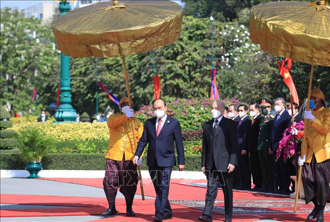 Quốc vương Campuchia Norodom Sihamoni chủ trì Lễ đón Chủ tịch nước Nguyễn Xuân Phúc tại Cung điện Hoàng gia. Ảnh: Thống Nhất/TTXVN