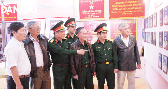 Đại tá Mai Phước Liệu (thứ ba, phải sang) thăm Nhà truyền thống Sư đoàn 315. Ảnh: H.V