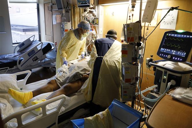 Nhân viên y tế điều trị cho bệnh nhân Covid-19 tại bệnh viện ở Dearborn, bang Michigan, Mỹ ngày 17-12-2021. Ảnh: AFP/TTXVN