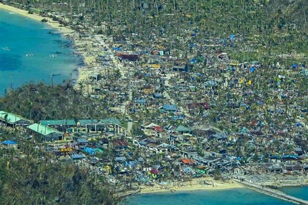 Rescue activities in areas affected by typhoon Rai in the Philippines are facing difficulties due to transport disruption and the running out of necessities. (Photo: Xinhua/VNA)