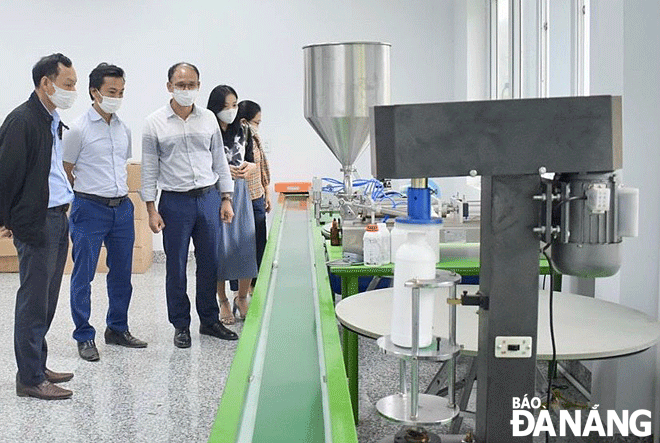 Với dây chuyền sản xuất hiện đại, Công ty TNHH TED Technology (quận Hải Châu) đã tạo ra các chế phẩm sinh học phục vụ cho nông nghiệp. Ảnh: QUỲNH TRANG
