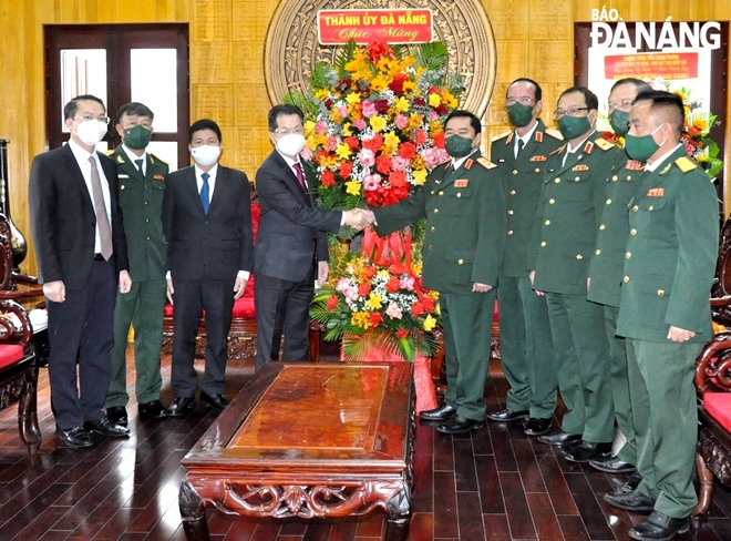 Bí thư Thành ủy Nguyễn Văn Quảng (thứ 4 trái sang) thăm, tặng hoa chúc mừng Đảng ủy, Bộ Tư lệnh Quân khu 5. Ảnh: LÊ HÙNG