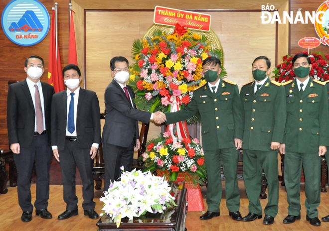 Bí thư Thành ủy Nguyễn Văn Quảng (thứ 3 trái sang) thăm, tặng hoa chúc mừng Đảng ủy, Bộ Chỉ huy Quân sự thành phố. Ảnh: LÊ HÙNG
