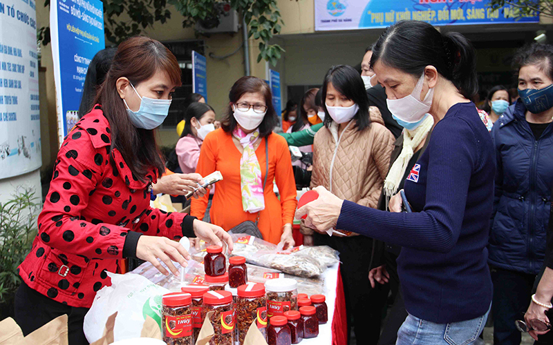 A booth displaying startup products attracts a great deal of visitors within the framework of the Da Nang Women's Creative Startup Festival.