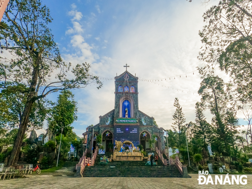 The Hoa Ninh Parish Church is empty of people before Christmas.