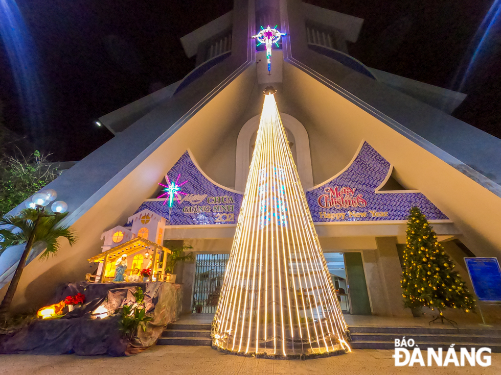 The Tam Toa Parish Church in Tam Thuan Ward, Thanh Khe District is decorated brilliantly for the Christmas season.