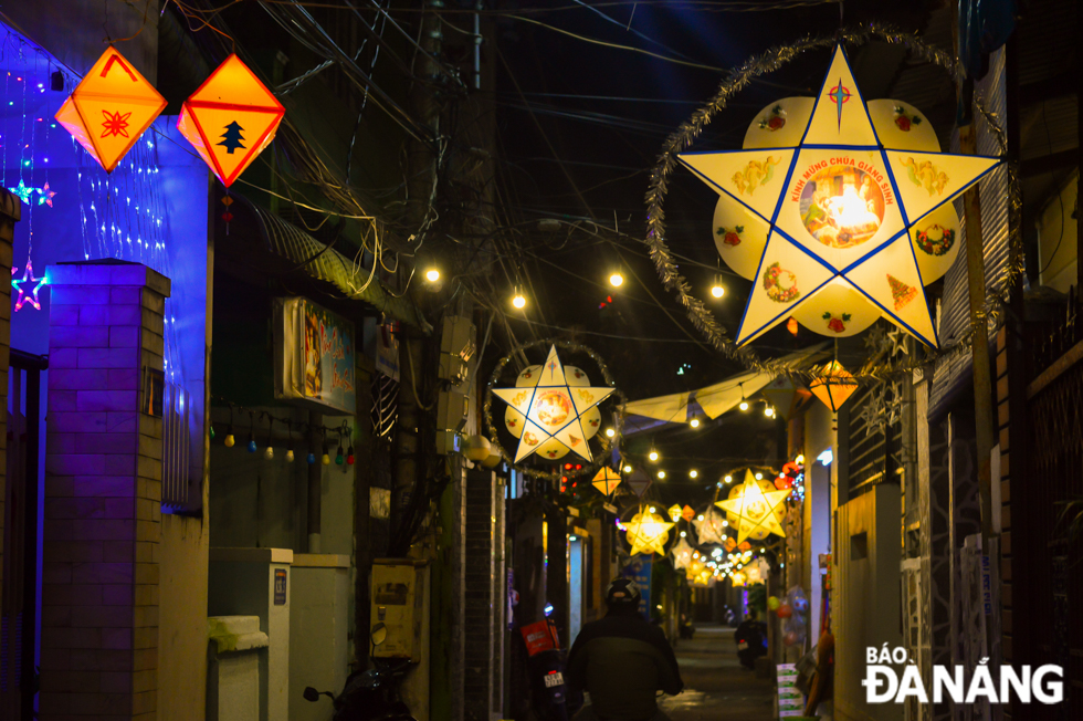 A residential area on Tran Cao Van Street, Thanh Khe District is decorated with flower lights by parishioners.