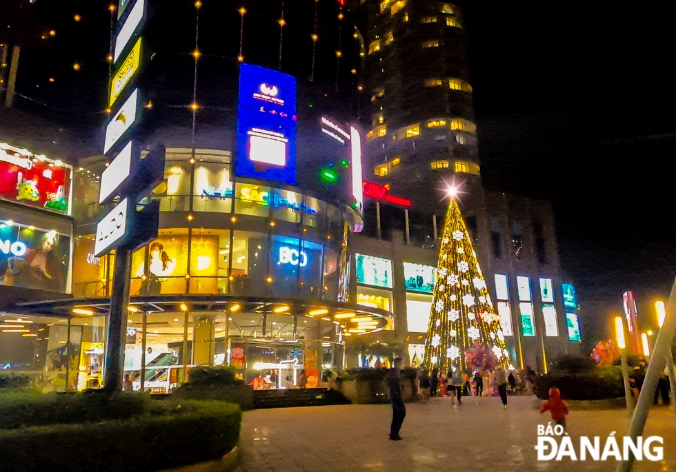 The giant Christmas tree in front of the main entrance to the Vincom Ngo Quyen Trade Centre has attracted a great deal of attention from local residents and visitors.