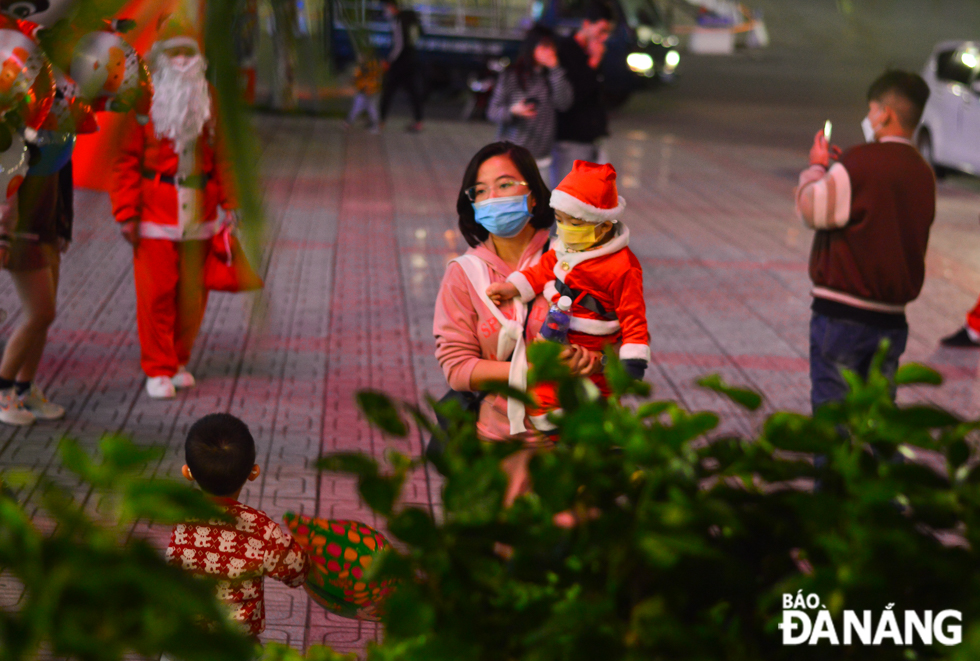 Many families take photos at the giant Christmas tree 