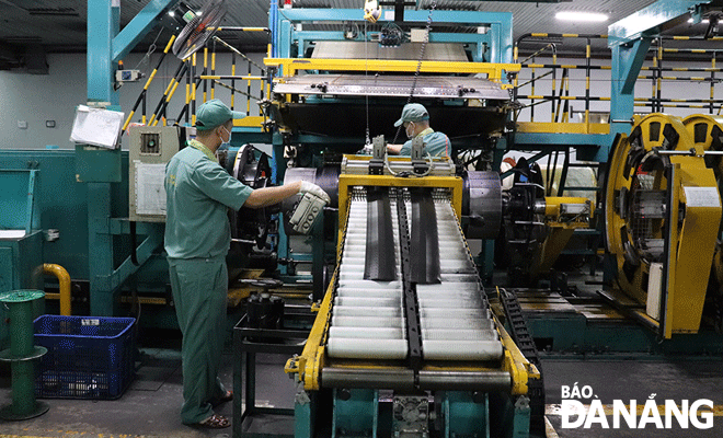 Production activities at the Da Nang Rubber Joint Stock Company located in Hoa Khanh Industrial Park, Lien Chieu District). Photo: KHANH HOA