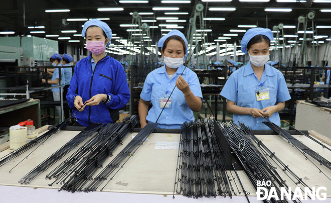 Improving the efficiency of land use in the Da Nang Hi-tech Park and industrial zones will contribute to promoting the city's economic development in the coming time. Workers are seen at the Daiwa Vietnam Co., Ltd located Hoa Khanh Industrial Park, Lien Chieu District. Photo: KHANH HOA