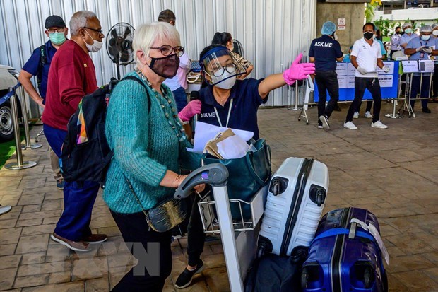 Passengers at Phuket International Airport, Thailand, November 1, 2021.(Photo:AFP/VNA)