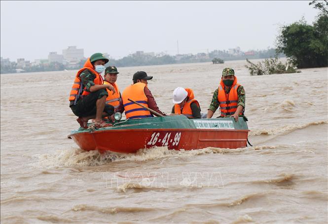 Lực lượng cứu hộ tỉnh Phú Yên dùng xuồng đưa người dân ra khỏi khu vực ngập lụt. Ảnh: Phạm Cường/TTXVN
