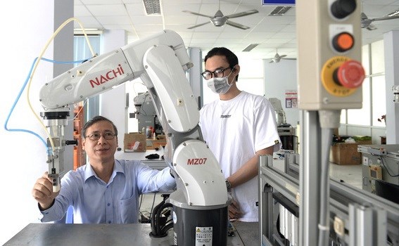 Secretary of the Ho Chi Minh City Party Committee Nguyen Van Nen (right) presents souvenirs to overseas Vietnamese who have made great contributions to the city's development.(Photo: VNA)