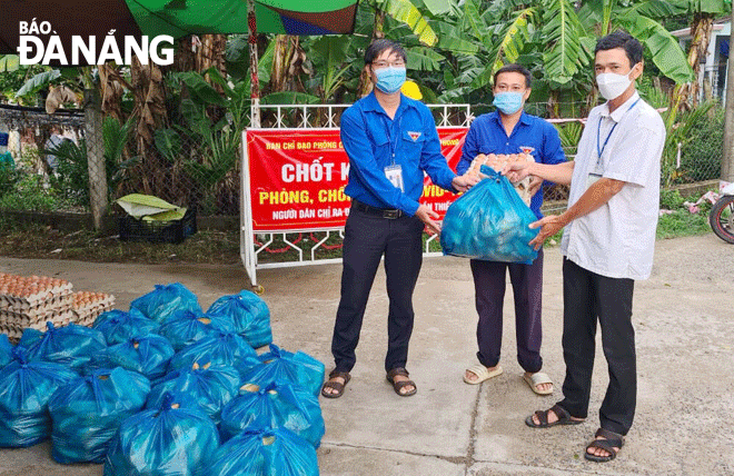 Đoàn viên, thanh niên xã Hòa Phong hỗ trợ lương thực, thực phẩm cho các chốt kiểm tra phòng, chống Covid-19 và người dân trên địa bàn xã trong thời gian cao điểm chống dịch. Ảnh: Đ.H.L	