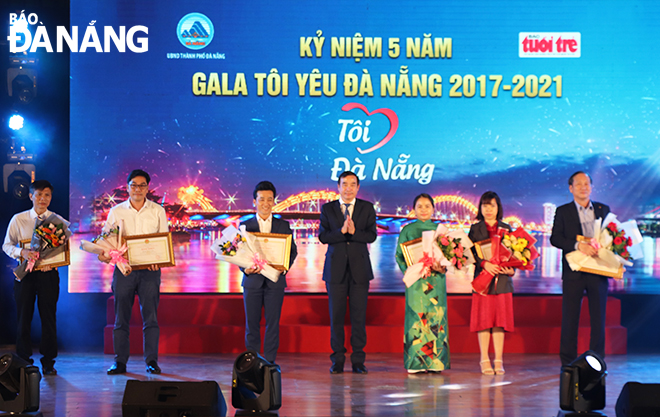 Chairman of the Da Nang People's Committee Le Trung Chinh awarding Certificates of Merit to 6 groups in recognition of their positive contributions to the ‘I love Da Nang’ programme during the 2017-2021 period.