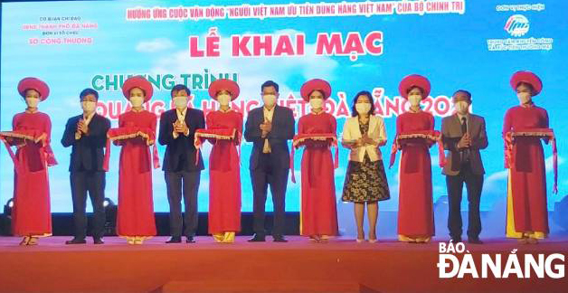 Vice Chairman Tran Phuoc Son (middle) and other special guests cut the official ribbon at the Exhibition and Convention Centre on Wednesday evening. Photo: QUYNH TRANG