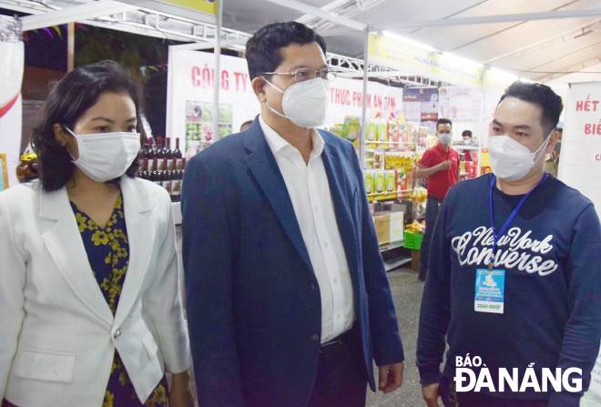 Vice Chairman Tran Phuoc Son (middle) visiting the booths during the opening ceremony of the Vietnamese goods fair on Wednesday evening.