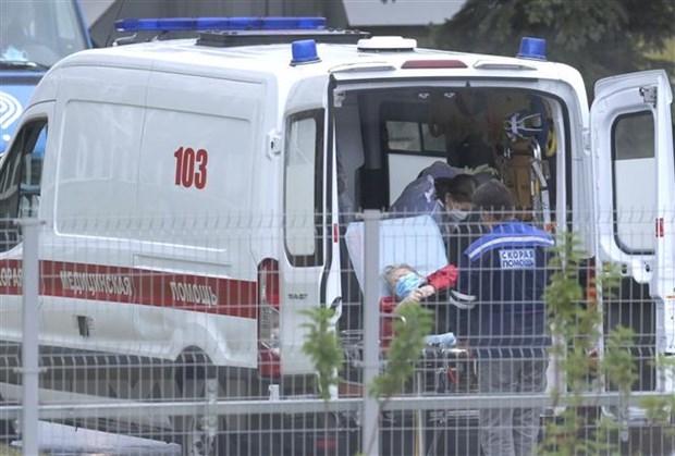 Nhân viên y tế chuyển bệnh nhân COVID-19 vào bệnh viện ở Moskva, Nga ngày 9/10/2020. (Ảnh: AFP/TTXVN)