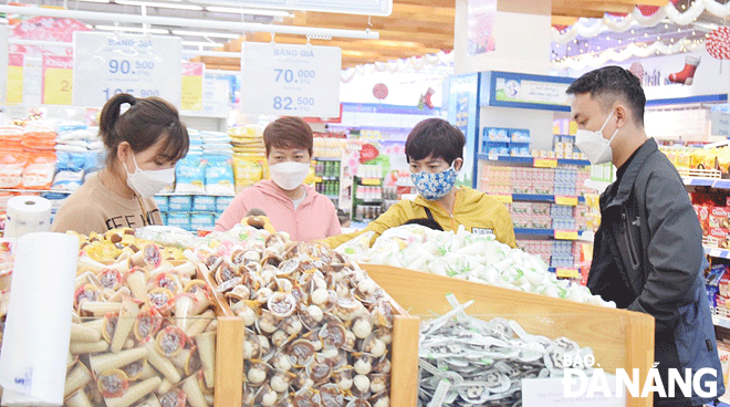 Confectionery products are among best sellers for Tet. IN PHOTO: Customers are seen shopping at the Co.opmarrt Da Nang. Photo: QUYNH TRANG