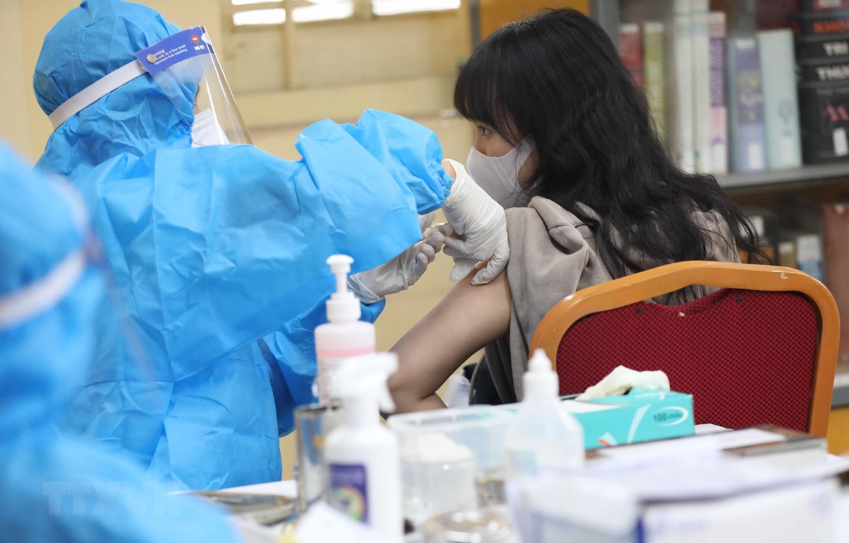 A student from the Viet Duc Senior High School getting her second dose of a COVID-19 vaccine on December 22. (Photo: VNA)