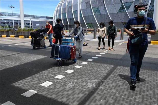 Travelers arrive at the departure hall of Changi International Airport in Singapore on August 19. (Photo: AFP)