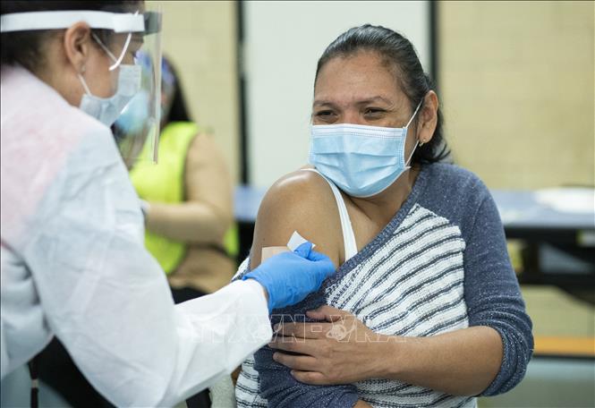 Nhân viên y tế tiêm vaccine Covid-19 cho người dân tại New York, Mỹ. Ảnh: AFP/TTXVN