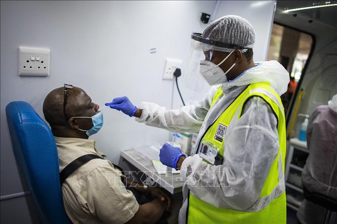 Nhân viên y tế lấy mẫu xét nghiệm Covid-19 tại Ekurhuleni, Nam Phi. Ảnh: AFP/TTXVN