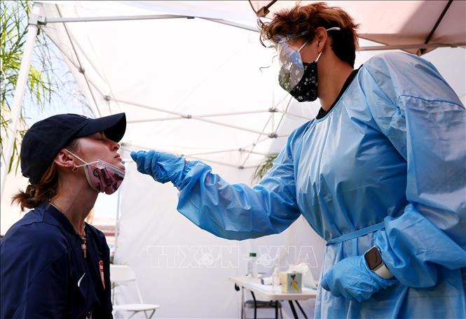 Nhân viên y tế lấy mẫu xét nghiệm Covid-19 cho người dân ở Los Angeles, bang California, Mỹ. Ảnh: Getty Images/TTXVN