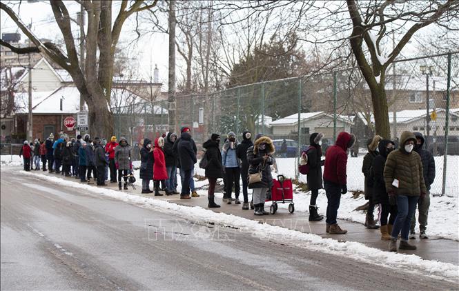 Người dân xếp hàng chờ tiêm vaccine phòng Covid-19 tại Toronto, Canada, ngày 20-12-2021. Ảnh: THX/TTXVN
