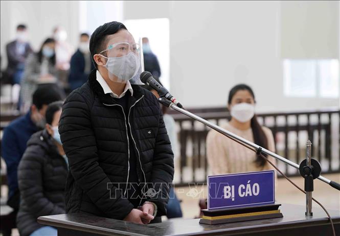 Bị cáo Dương Văn Hòa (cựu Hiệu trưởng Trường Đại học Đông Đô) khai báo trước tòa. Ảnh: TTXVN phát