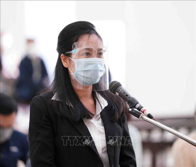 Bị cáo Trần Kim Oanh (cựu Phó Hiệu trưởng Trường Đại học Đông Đô) khai báo trước tòa. Ảnh: TTXVN phát