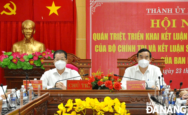 Bí thư Thành ủy Nguyễn Văn Quảng (bên trái) và Chủ tịch UBND thành phố Lê Trung Chinh đồng chủ trì tại điểm cầu Đà Nẵng. Ảnh: LÊ HÙNG