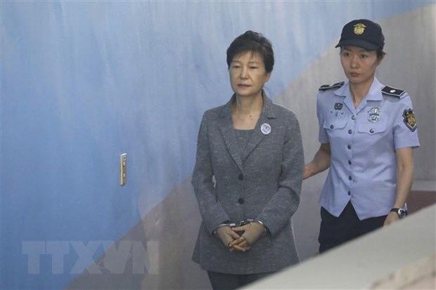 Cựu Tổng thống Hàn Quốc Park Geun-hye (trái) tới phiên tòa ở Seoul ngày 25-8-2017. (Ảnh: AFP/TTXVN)