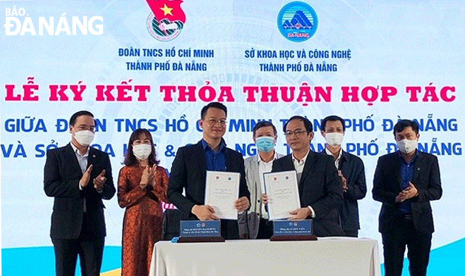 Representatives of the Da Nang Department of Science and Technology (top row, right) and representatives of the Da Nang Youth Union signed a cooperation agreement at the Innovative Startup Festival in early December 2021. Photo: M.QUE