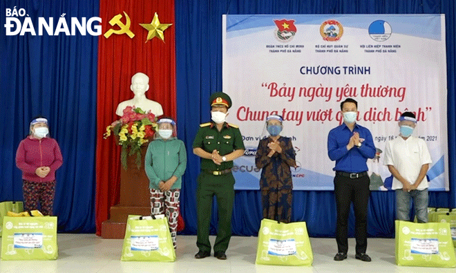 The city, and government departments and agencies at all levels, are making efforts to ensure a warm and happy Tet for the disadvantaged. IN THE PHOTO: The city-based Military Command coordinated with the municipal Youth Union to give gifts to disadvantaged people in Lien Chieu District. Photo: XUAN DUNG