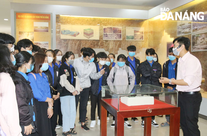 Người dân, du khách tham quan Bảo tàng Đà Nẵng. Ảnh: THANH TÌNH