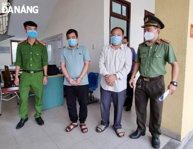 Cơ quan An ninh điều tra, Công an thành phố bắt tạm giam đối tượng Nguyễn Văn Khánh và Nguyễn Mạnh Hà (giữa). Ảnh: LÊ HÙNG