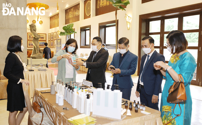 In the coming time, the Da Nang Hotel Association will organise refresher courses for employees. IN THE PHOTO: Representatives of Da Nang’s hotels exploring displayed products at Decoration & Equipment Exhibition for Hotels during the Third Congress of Da Nang Hotel Association in mid-December, 2021. Photo: THU HA