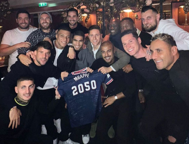 Các cầu thủ hào hứng nâng chiếc áo mang tên Mbappe với con số 2050. Ảnh: Twitter