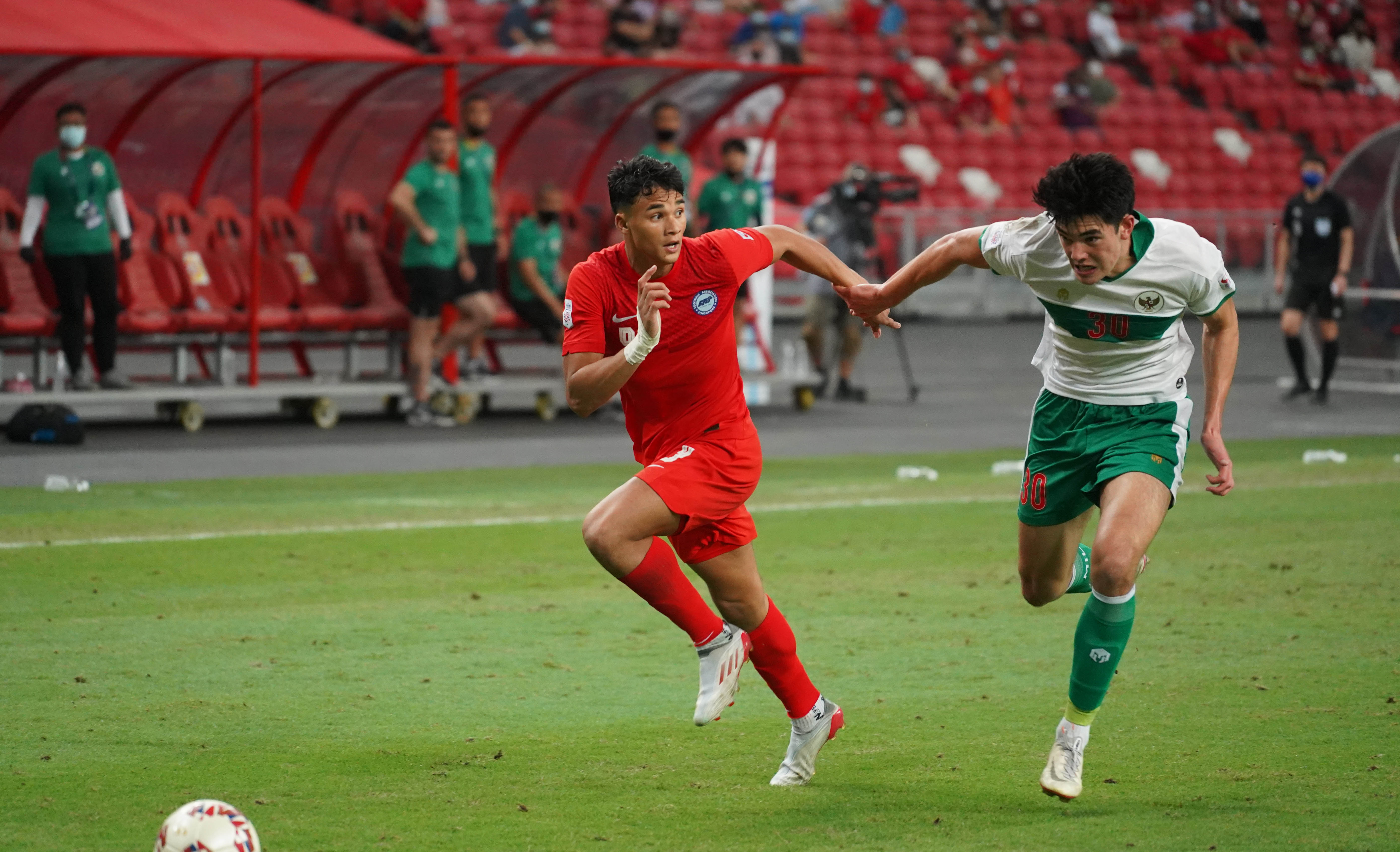 Với kết quả 1-1 ở trận bán kết lượt đi, Singapore (áo đỏ) lẫn Indonesia (áo trắng) vẫn còn nguyên cơ hội giành quyền vào chung kết, khi trận lượt về diễn ra vào tối nay (25-12). Ảnh: AFFSUZUKICUP