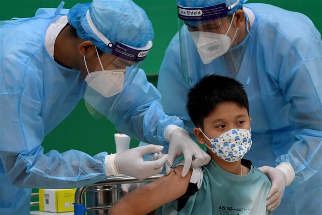  Nhân viên y tế tiêm vaccine phòng Covid-19 của Sinovac cho trẻ em tại Phnom Penh, Campuchia ngày 17-9-2021. Ảnh: AFP/TTXVN