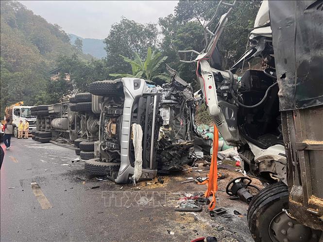 Hiện trường vụ tai nạn giữa 2 xe tải làm 2 người chết, 2 người bị thương tại Km223+80 trên Quốc lộ 6, thuộc địa phận xã Tú Nang, huyện Yên Châu, tỉnh Sơn La, đêm 10/12 và rạng sáng 11-12-2021. Ảnh: TTXVN phát