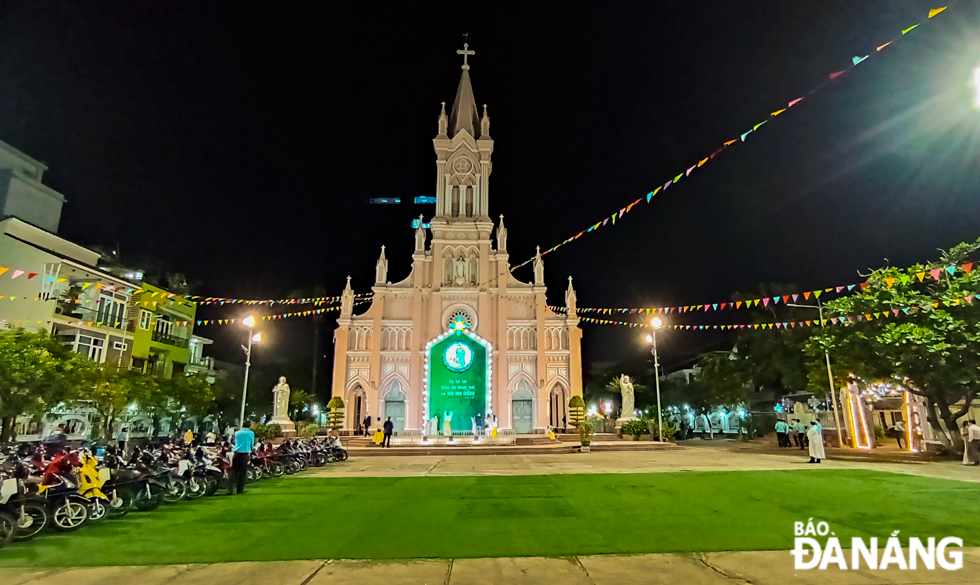 Christmas atmosphere in churches citywide is quieter than usual because Masses, this year, took place in the context of limited crowds over fears about COVID-19. Photo: X. SON